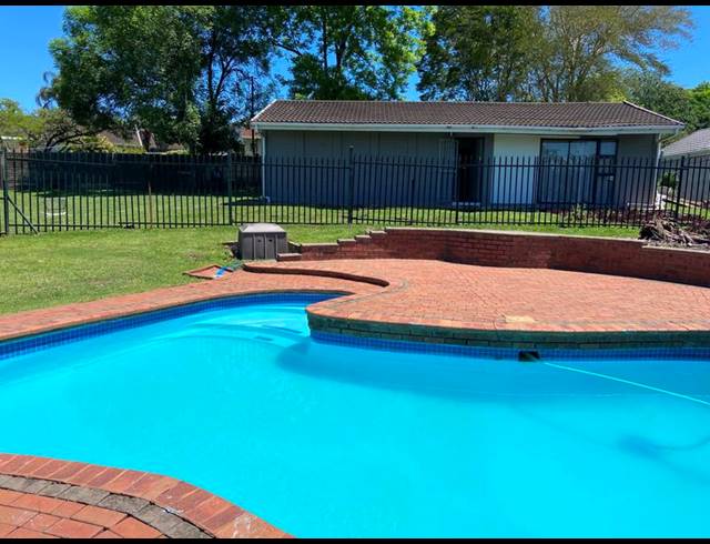 3 BEDROOM HOUSE FOR SALE IN BISLEY